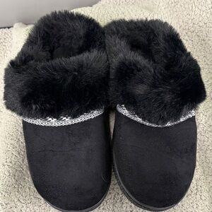 Isotoner Black Fur-Lined Women's Slippers Sz 8.5-9 NWOT